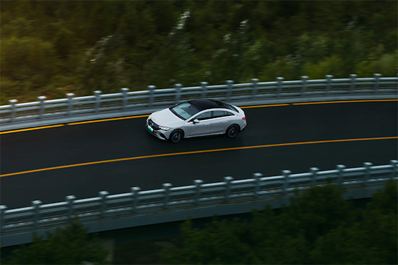 05.率先上市的EQE-350車(chē)型搭載后驅(qū)永磁同步電機(jī)，提供215千瓦的最大功率與556牛·米的峰值扭矩.jpg