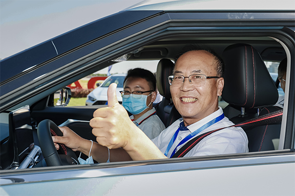 24吉林大學汽車工程學院教授、博士生導師李君試乘試駕.jpg