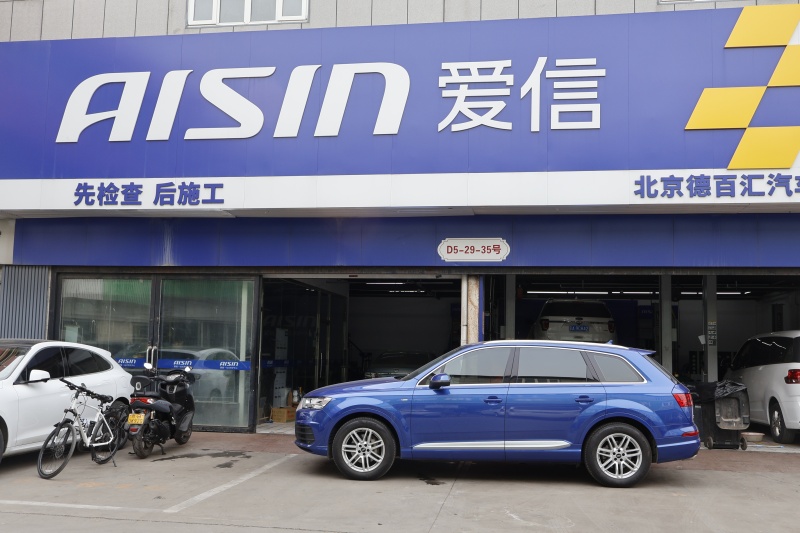 更換隱藏在駕駛室的奧迪Q7蓄電池，愛信AGM H8讓它再次活力無限